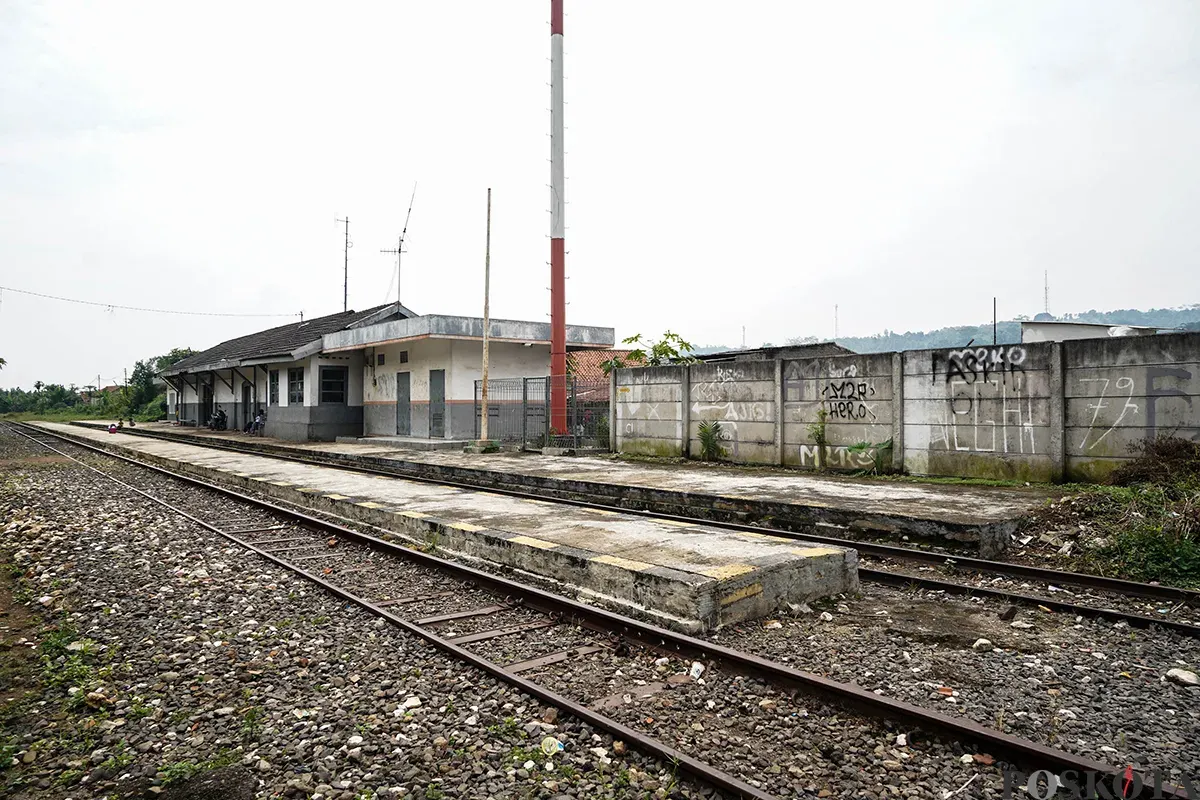 Sejumlah anak bermain di stasiun kereta api Stasiun Tagogapu yang sudag tidak beroperasi di kawasan Padalarang, Kabupaten Bandung Barat, Jawa Barat, Jumat, 18 April 2025. (Sumber: Poskota/Bilal Nugraha Ginanjar)