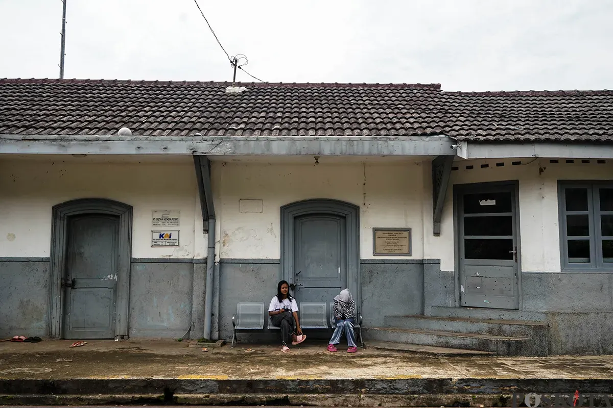 Sejumlah anak bermain di stasiun kereta api Stasiun Tagogapu yang sudag tidak beroperasi di kawasan Padalarang, Kabupaten Bandung Barat, Jawa Barat, Jumat, 18 April 2025. (Sumber: Poskota/Bilal Nugraha Ginanjar)
