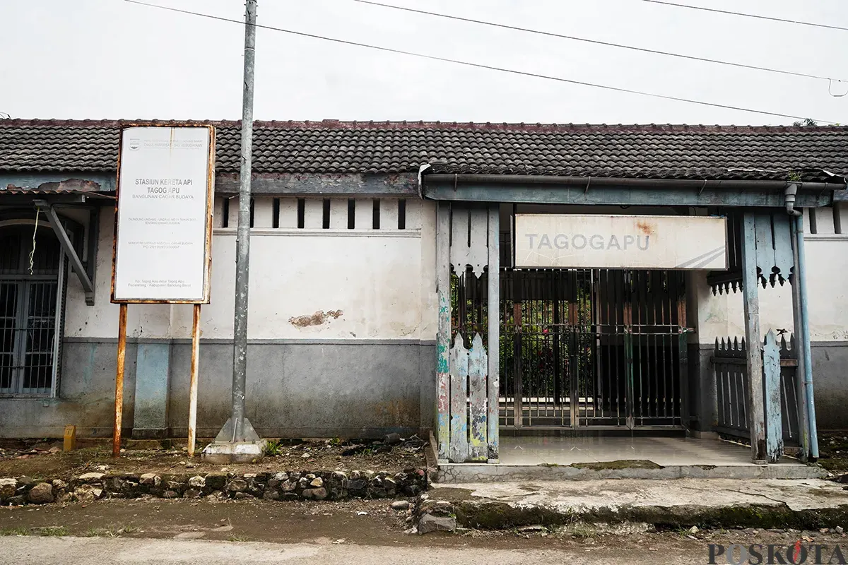 Sejumlah anak bermain di stasiun kereta api Stasiun Tagogapu yang sudag tidak beroperasi di kawasan Padalarang, Kabupaten Bandung Barat, Jawa Barat, Jumat, 18 April 2025. (Sumber: Poskota/Bilal Nugraha Ginanjar)