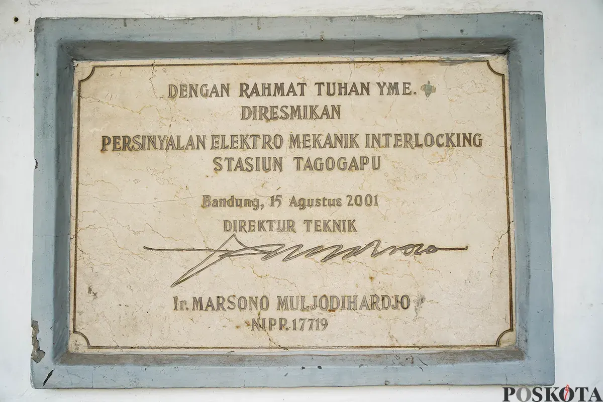 Sejumlah anak bermain di stasiun kereta api Stasiun Tagogapu yang sudag tidak beroperasi di kawasan Padalarang, Kabupaten Bandung Barat, Jawa Barat, Jumat, 18 April 2025. (Sumber: Poskota/Bilal Nugraha Ginanjar)