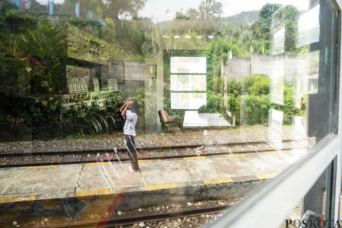 Sejumlah anak bermain di stasiun kereta api Stasiun Tagogapu yang sudag tidak beroperasi di kawasan Padalarang, Kabupaten Bandung Barat, Jawa Barat, Jumat, 18 April 2025. (Sumber: Poskota/Bilal Nugraha Ginanjar)