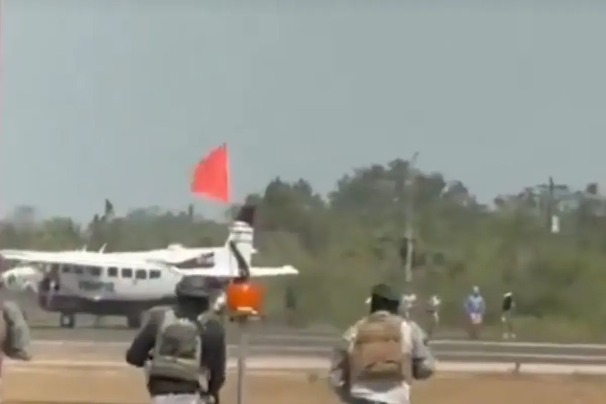 Sejumlah petugas keamanan berlarian ke arah pesawat yang dibajak veteran militer AS di Belize City, Belize, Kamis 17 April 2025 waktu setempat. (Sumber: x/Fahadnaimb)