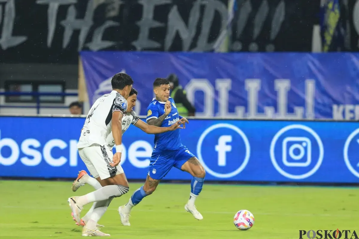 Pemain Persib Bandung, Ciro Alves menggiring bola saat menghadapi Bali United dalam laga pekan ke-29 Liga 1 di Stadion Gelora Bandung Lautan Api, Jumat, 18 April 2025. Persib berhasil meraih kemenangan 2-1 dan tetap berada di puncak klasemen sementara. (Sumber: Poskota/Ade Mamad)