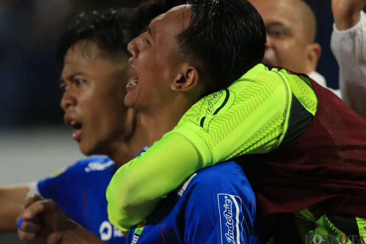 Gelandang Persib Bandung, Beckham Putra meneteskan air mata setelah meraih kemenangan 2-1 atas Bali United pada laga di Stadion Gelora Bandung Lautan Api, Jumat, 18 April 2025. Dalam laga itu, Beckham menyumbangkan satu gol penyama kedudukan. (Sumber: Poskota/Ade Mamad)