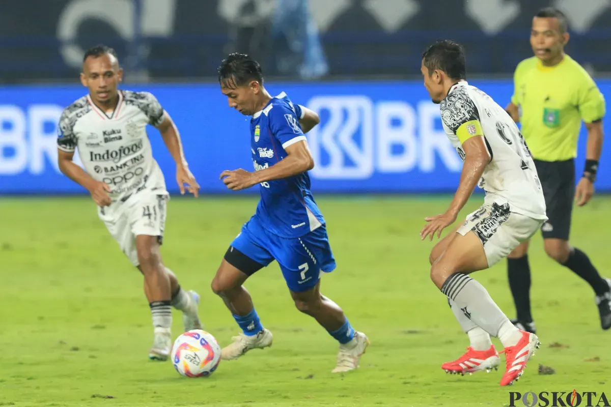 Gelandang Persib, Beckham Putra dijaga ketat dua pemain Bali United dalam laga lanjutan pekan ke-29 Liga 1 di Stadion Gelora Bandung Lautan Api, Jumat, 18 April 2025. Beckham sukses melesatkan satu gol lewat tendangan dari luar kotak penalti dan menyamakan skor menjadi 1-1. (Sumber: Poskota/Ade Mamad)