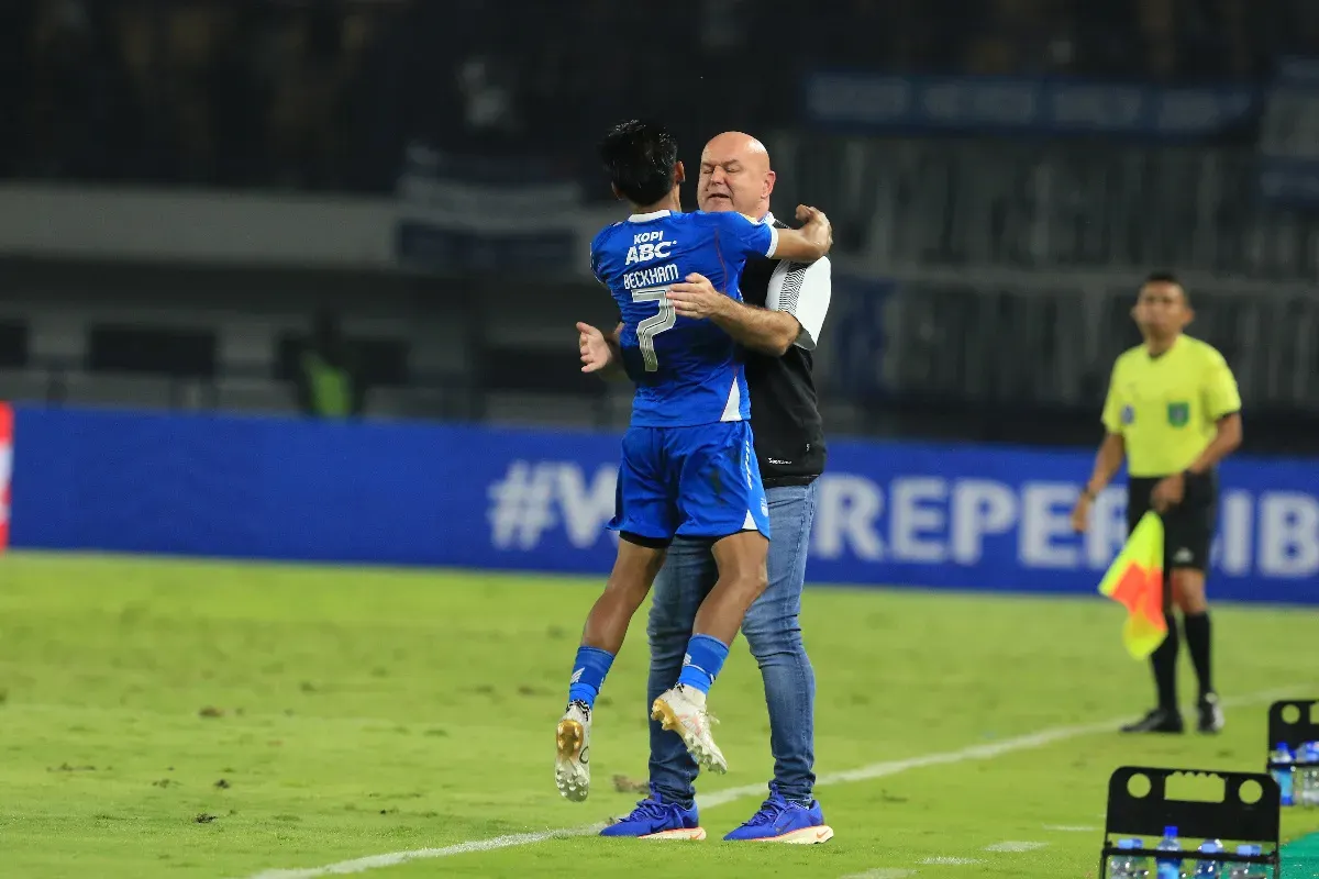 Pemain Persib Bandung merayakan gol kemenangan atas Bali United dalam laga pekan ke-29 Liga 1 2024/2025 di Stadion Gelora Bandung Lautan Api, Jumat, 18 April 2025 (Sumber: Poskota/Ade Mamad)