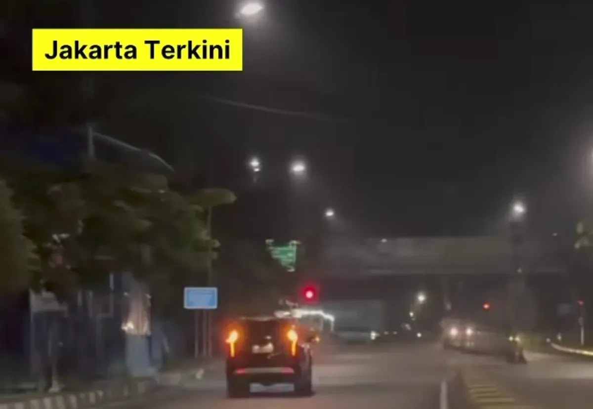 Pengemudi Pajero ugal-ugalan di Mangga Dua, Jakarta Utara, terekam kamera menerobos rel kereta dan jalanan, diduga dalam pengaruh alkohol. Aksi berbahaya itu membuat warga khawatir. (Sumber: Capture Instagram @Jakartaterkini)