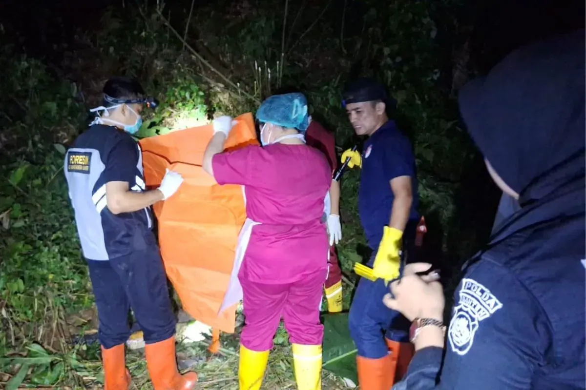 Tim Inafis dan Identifikasi Satreskrim Polresta Serang Kota mengevakuasi mayat diduga korban mutilasi. (Sumber: Dok. Humas Polresta Serang Kota)