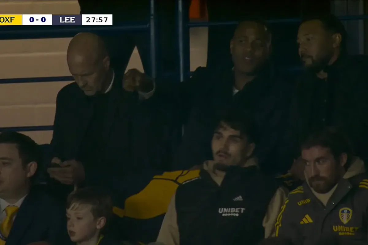Tangkap layar saat Pelatih Timnas Indonesia, Patrick Kluivert bersama Jordi Cruyff dan Denny Landzaat nonton laga Oxford United vs Leeds United, terlihat Pascal Struijk duduk di bangku bagian bawah.