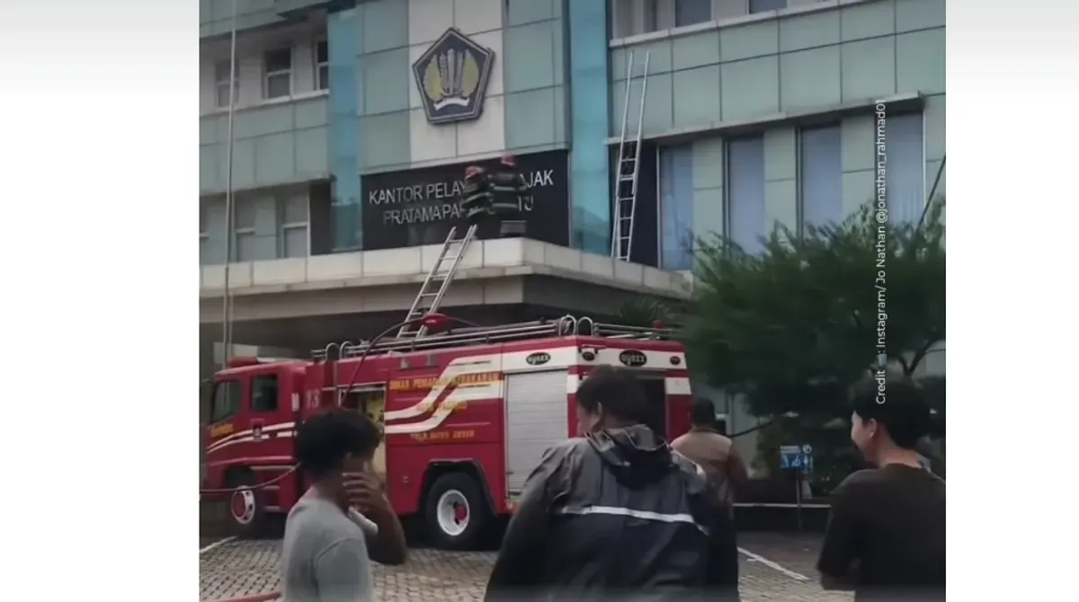 Kebakaran terjadi di Kantor Pajak Padang Pratama Satu, diduga akibat korsleting AC. Api berhasil dipadamkan, tidak ada korban jiwa, namun kerugian ditaksir capai Rp400 juta. (Sumber: Capture Instagram @jonathan_rahmad01)