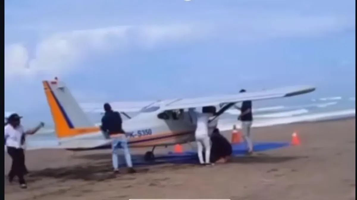 Pesawat capung mendarat darurat di Pantai Pangandaran usai gagal mesin. Dua awak selamat. Warga sempat panik dengar suara aneh. (Sumber: Dok Netijen @sanoesiiskandar)
