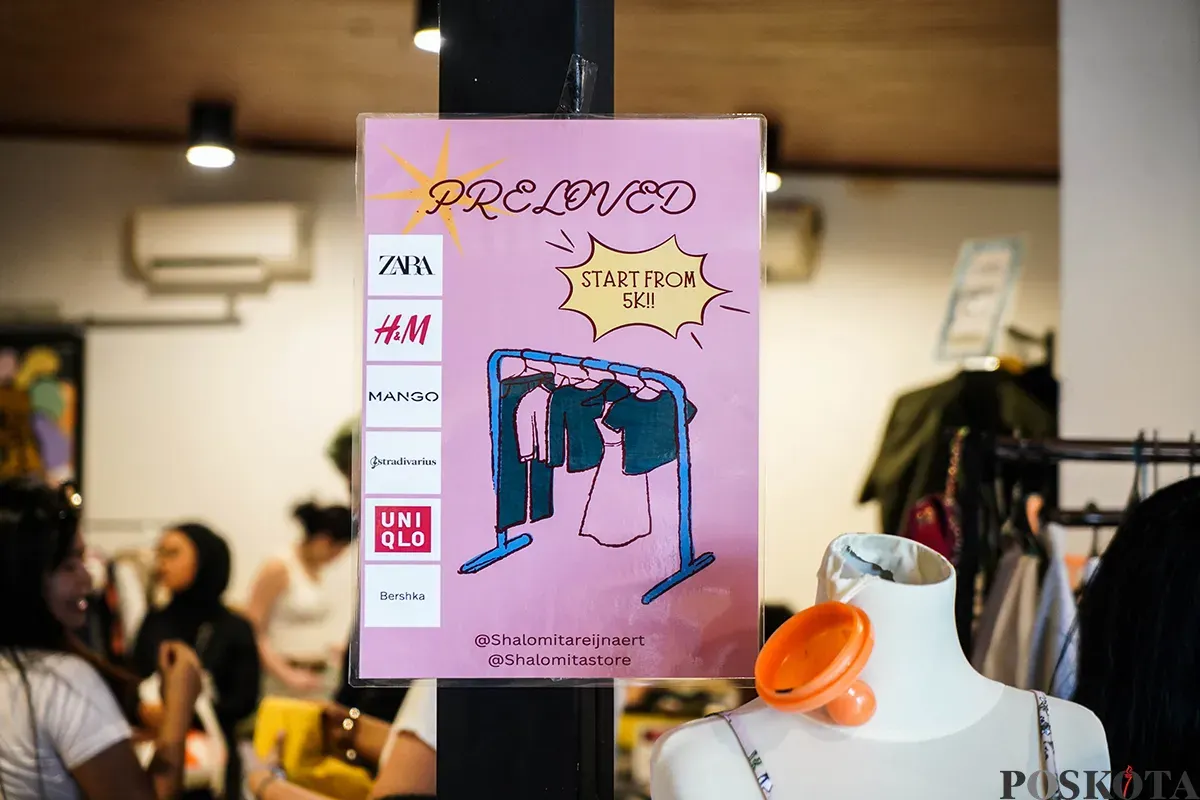 Pengunjung memilah dan memilih aneka merek pakaian bekas atau preloved yang sempat dikenakan oleh sejumlah influencer di lapak penjualan busana di Kuru Ground, Tebet, Jakarta Selatan, Sabtu, 19 April 2025. (Sumber: Poskota/Bilal Nugraha Ginanjar)