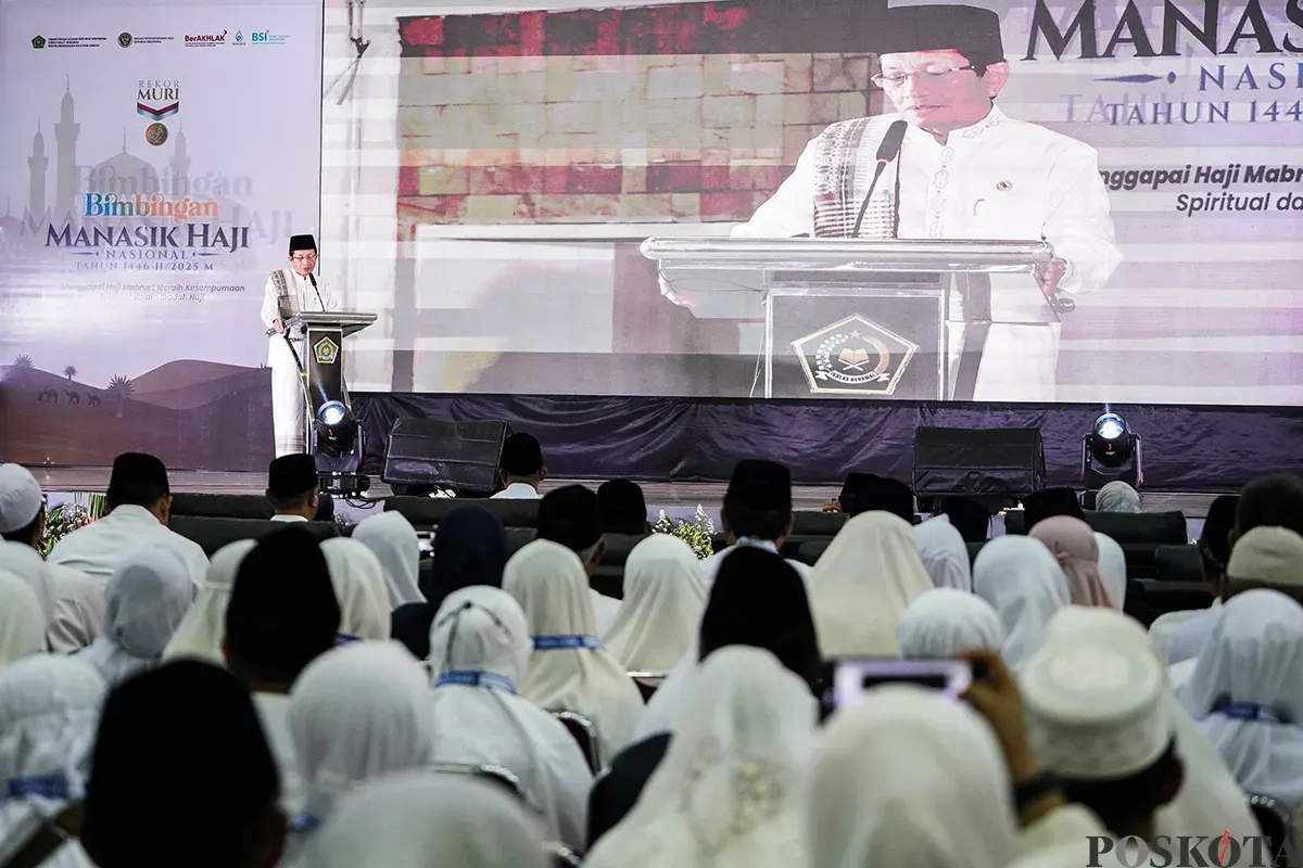 Menteri Agama, Nasaruddin Umar, menyampaikan materi pembekalan kepada para calon jemaah haji saat Bimbingan Manasik Haji Nasional di Asrama Haji Pondok Gede, Jakarta, Sabtu, 19 April 2025. (Sumber: Poskota/Bilal Nugraha Ginanjar)