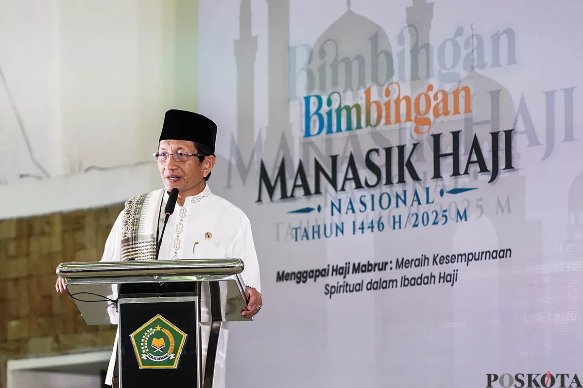Menteri Agama, Nasaruddin Umar, menyampaikan materi pembekalan kepada para calon jemaah haji saat Bimbingan Manasik Haji Nasional di Asrama Haji Pondok Gede, Jakarta, Sabtu, 19 April 2025. (Sumber: Poskota/Bilal Nugraha Ginanjar)