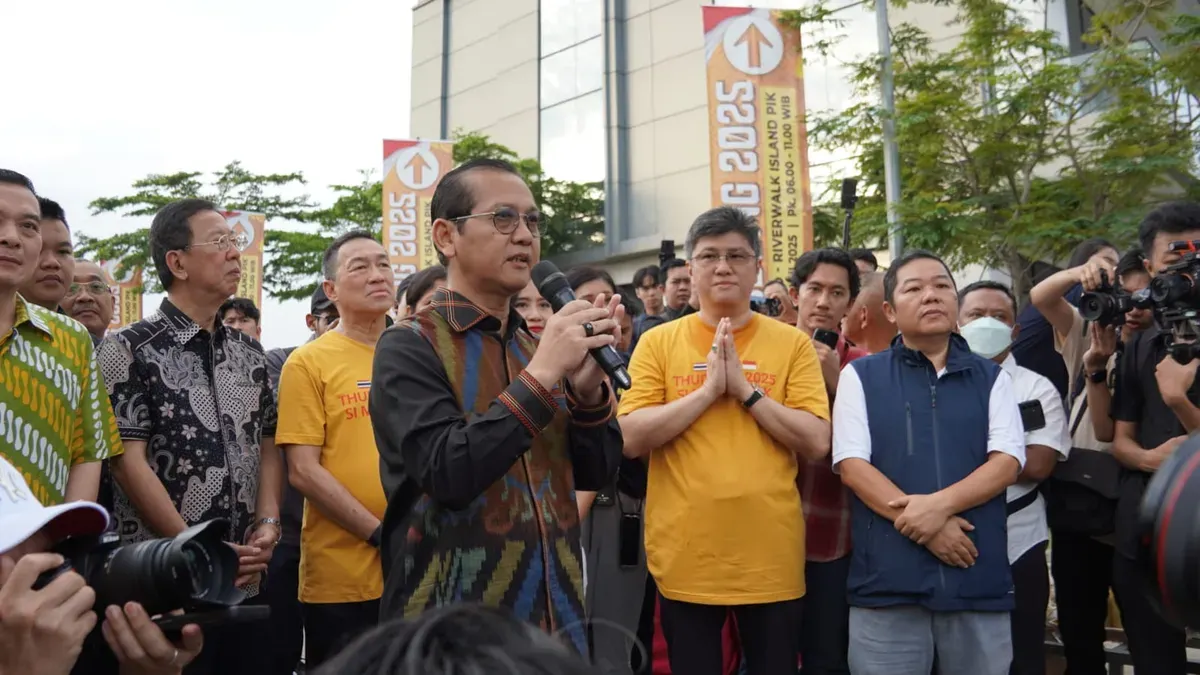 Dirjen Binmas Budha Kemenag, Supriyadi menyambut kedatangan puluhan Bhikkhu Thudong di PIK 2, Sabtu, 19 April 2025. (Sumber: Humas Kemenag)