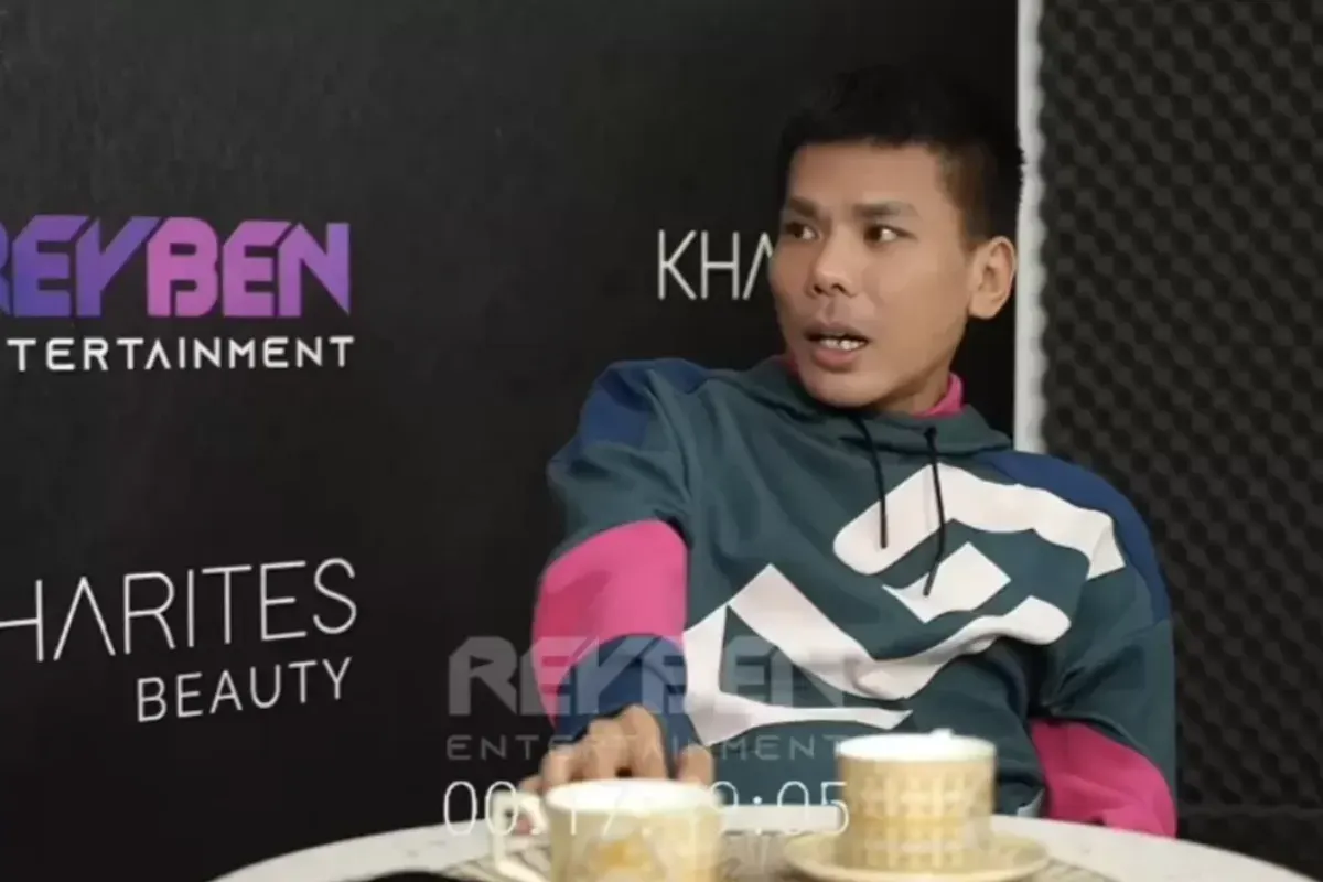 Mantan mucikari Robby Abbas beri clue soal sosok artis berinisial TB yang disebut-sebut sempat memiliki tarif Rp400 juta sekali kencan. (Sumber: Tangkap layar YouTube/Reyben Entertainment)