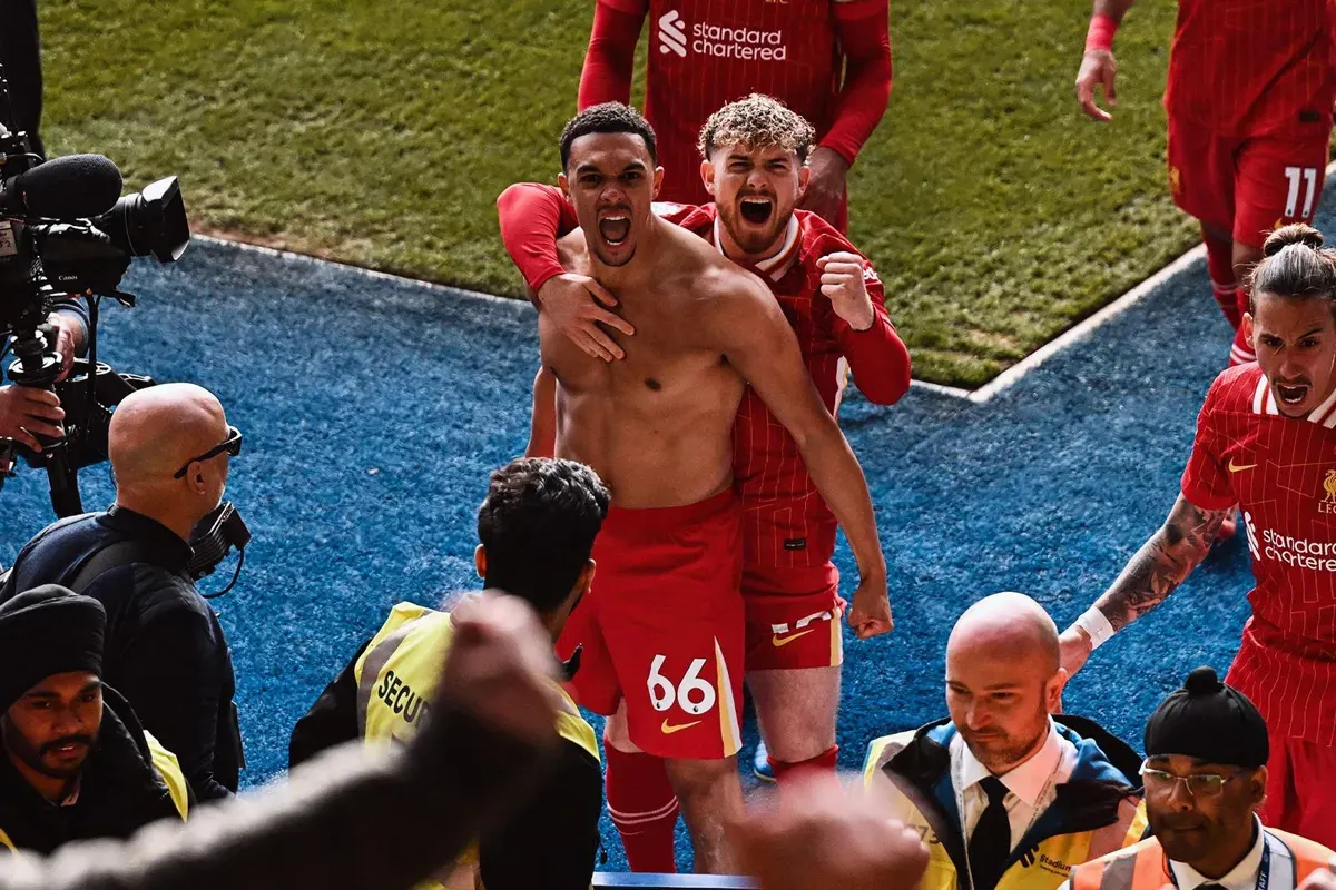 Hasil Leicester City vs Liverpool, Trent Alexander-Arnold merayakan gol kemenangan untuk The Reds. (Sumber: Instagram @liverpoolfc)