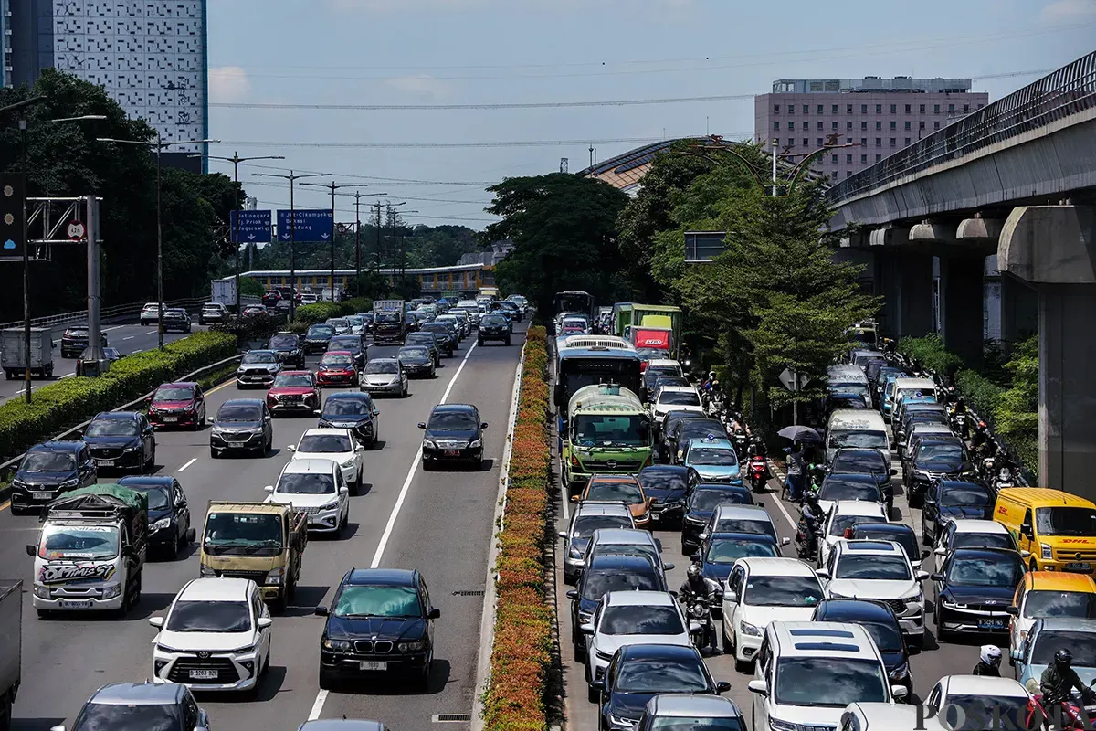 Sejumlah kendaraan melintas perlahan saat terjebak kemacetan ketika melewati di Jalan MT Haryono, Jakarta, Sabtu, 19 April 2025. (Sumber: Poskota/Bilal Nugraha Ginanjar)