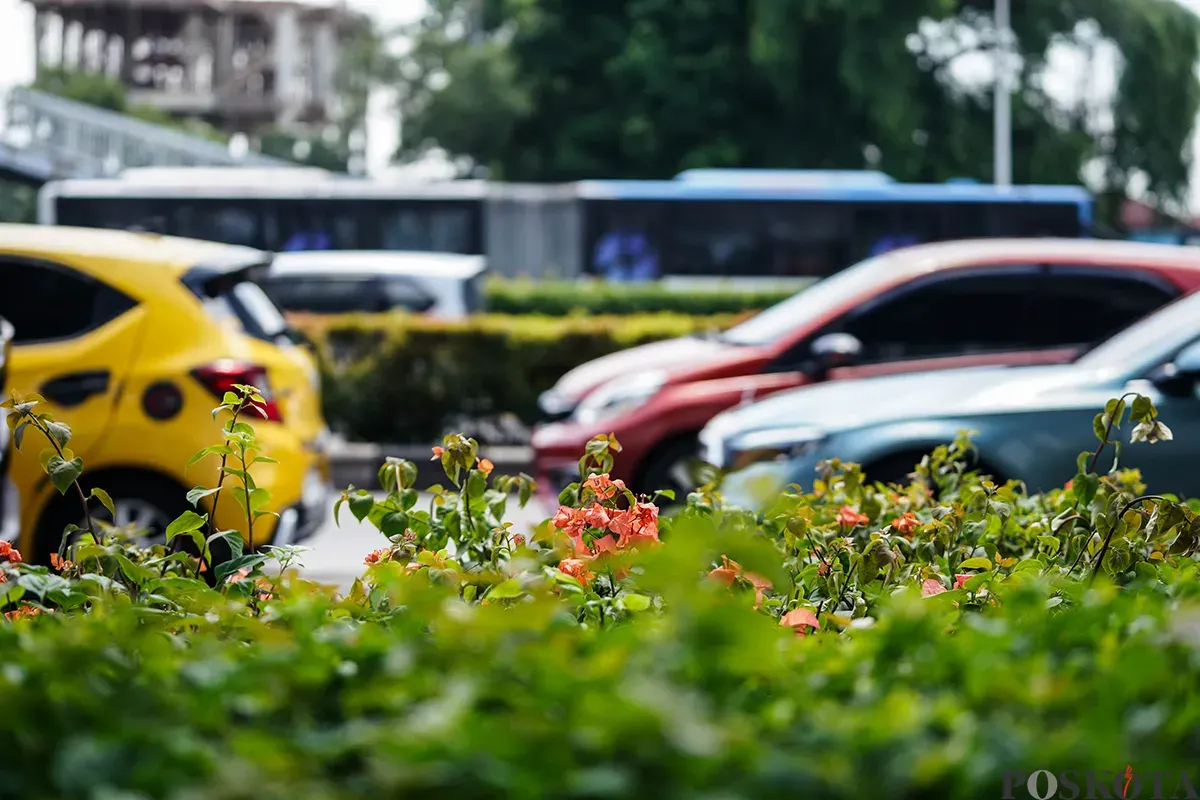 Sejumlah kendaraan melintas perlahan saat terjebak kemacetan ketika melewati di Jalan MT Haryono, Jakarta, Sabtu, 19 April 2025. (Sumber: Poskota/Bilal Nugraha Ginanjar)