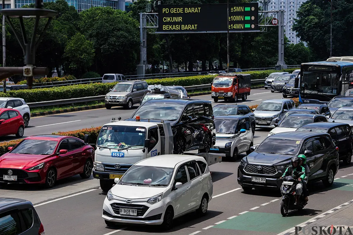 Sejumlah kendaraan melintas perlahan saat terjebak kemacetan ketika melewati di Jalan MT Haryono, Jakarta, Sabtu, 19 April 2025. (Sumber: Poskota/Bilal Nugraha Ginanjar)