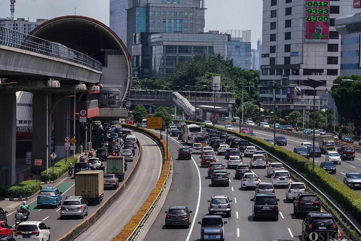 Sejumlah kendaraan melintas perlahan saat terjebak kemacetan ketika melewati di Jalan MT Haryono, Jakarta, Sabtu, 19 April 2025. (Sumber: Poskota/Bilal Nugraha Ginanjar)