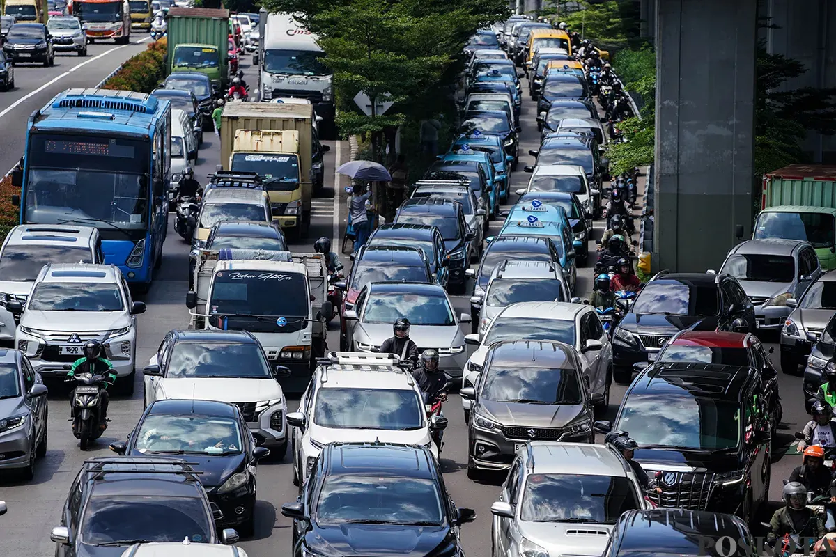 Sejumlah kendaraan melintas di Jalan MT Haryono, Jakarta, Sabtu, 19 April 2025. (Sumber: Poskota/Bilal Nugraha Ginanjar)