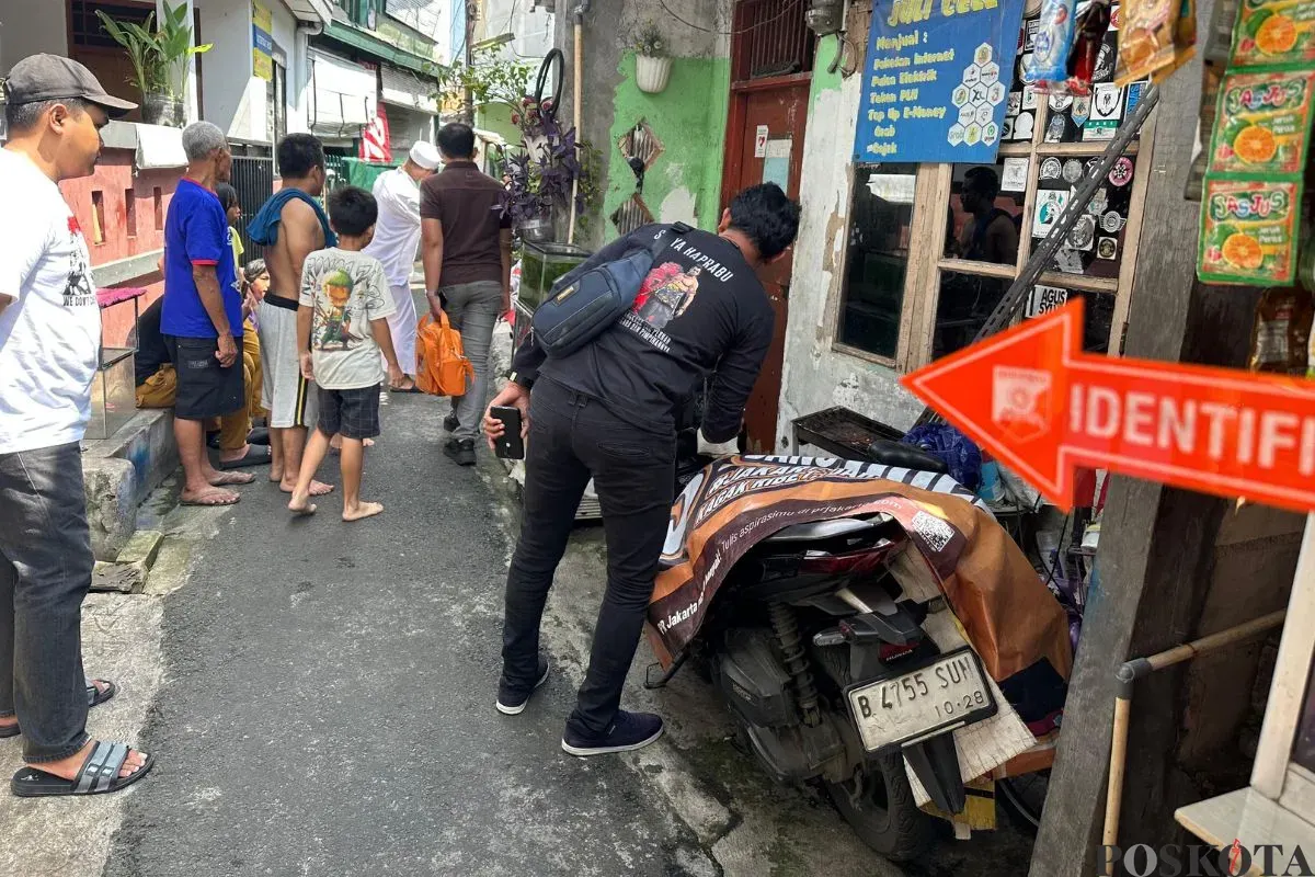 Polisi melakukan olah Tempat Kejadian Perkara (TKP) kasus penembakan oleh pelaku curanmor di kawasan Tebet, Jakarta Selatan, Minggu, 20 April 2025. (Sumber: Poskota/Pandi Ramedhan)