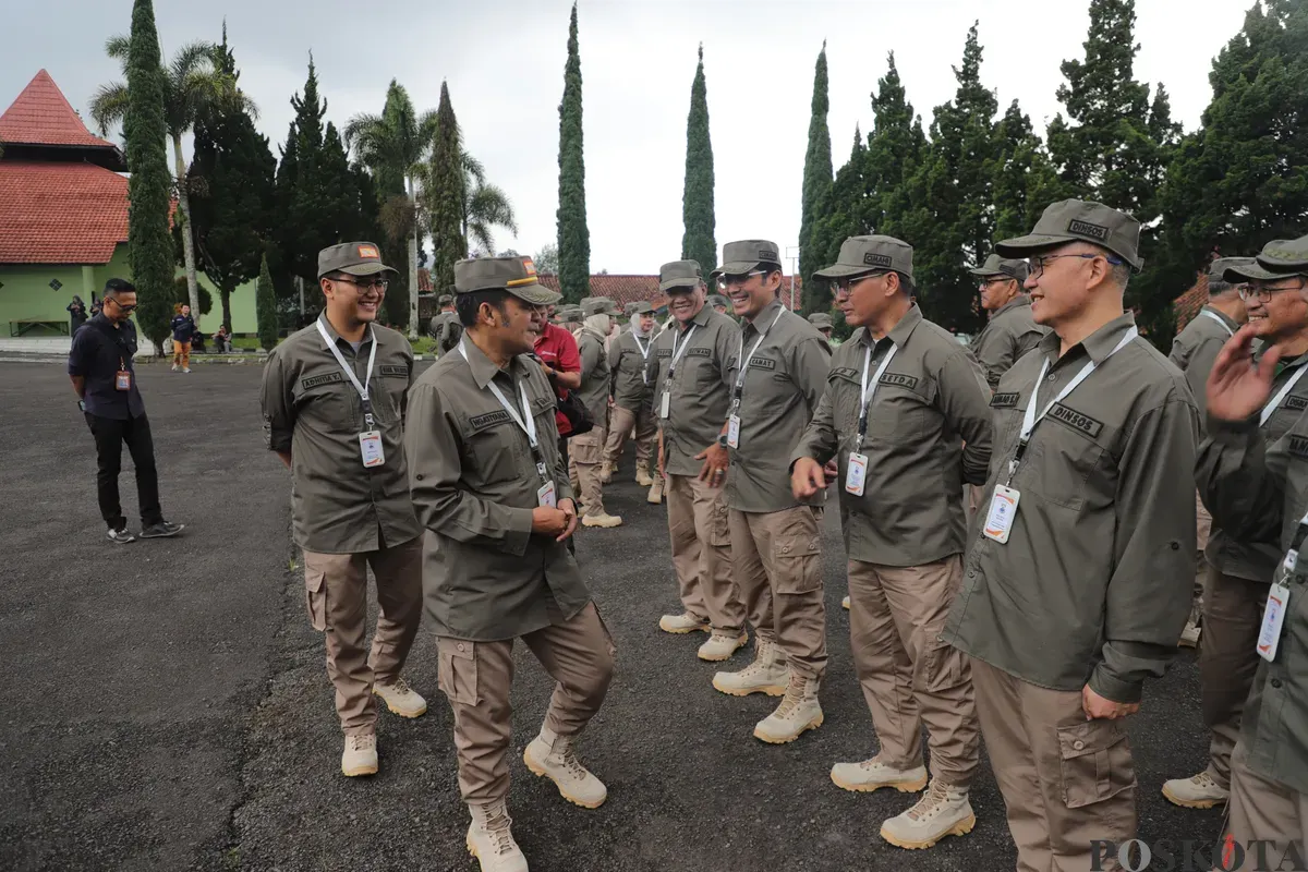 Wali Kota Cimahi, Ngatiyana (depan), didampingi Wakil Walikota Cimahi, Adhitia Yudhistira memberikan pengarahan kepada ASN Pemkot Cimahi di Rindam III/Siliwangi, Kabupaten Bandung Barat, Sabtu, 19 April 2025. (Sumber: Poskota/Gatot Poedji Utomo)