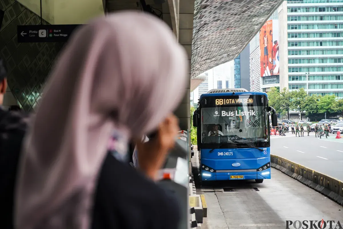 Ilustrasi menaiki transportasi umum untuk menuju Pekan Raya Jakarta 2025 (PRJ 2025) atau Jakarta Fair. (Sumber: Poskota/Bilal Nugraha Ginanjar)