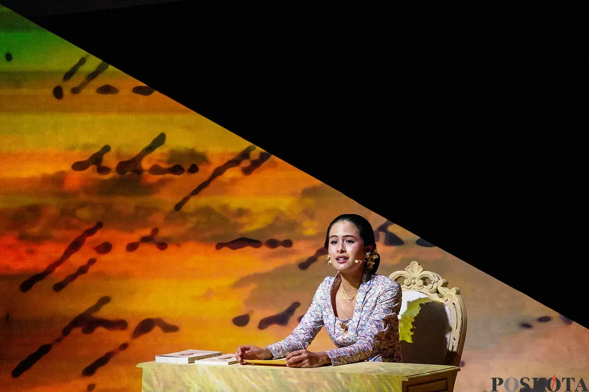 Aktor dan aktris kawakan Tanah Air, unjuk kobolehannya saat membacakan rangkaian surat yang ditulis Raden Ajeng (R.A) Kartini pada pementasan 'Terbitlah Terang Pembacaan Puisi Surat dan Gagasan Kartini', di Museum Nasional, Jakarta, Senin, 21 April 2025. (Sumber: Poskota/Bilal Nugraha Ginanjar)