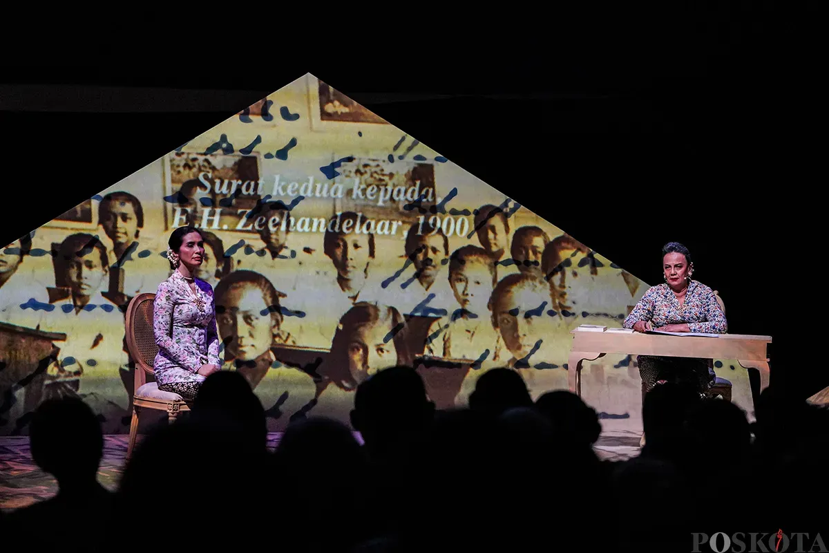 Aktor dan aktris kawakan Tanah Air, unjuk kobolehannya saat membacakan rangkaian surat yang ditulis Raden Ajeng (R.A) Kartini pada pementasan 'Terbitlah Terang Pembacaan Puisi Surat dan Gagasan Kartini', di Museum Nasional, Jakarta, Senin, 21 April 2025. (Sumber: Poskota/Bilal Nugraha Ginanjar)