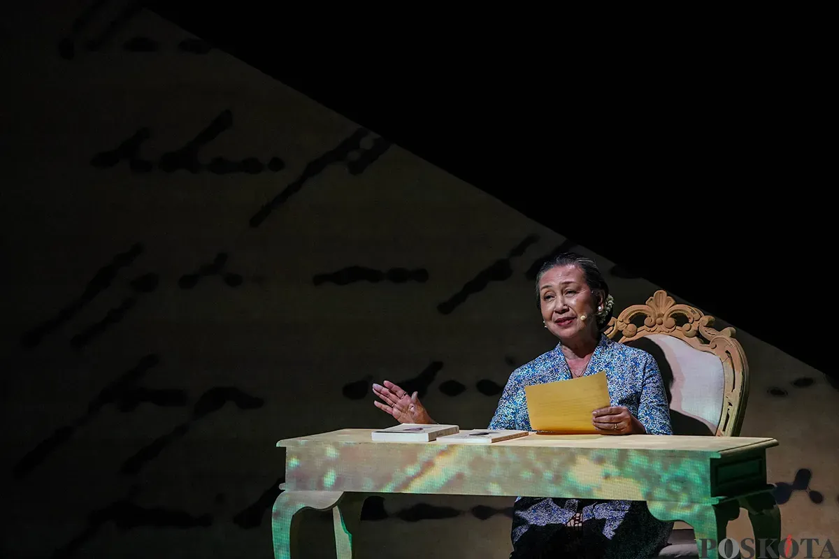 Aktor dan aktris kawakan Tanah Air, unjuk kobolehannya saat membacakan rangkaian surat yang ditulis Raden Ajeng (R.A) Kartini pada pementasan 'Terbitlah Terang Pembacaan Puisi Surat dan Gagasan Kartini', di Museum Nasional, Jakarta, Senin, 21 April 2025. (Sumber: Poskota/Bilal Nugraha Ginanjar)