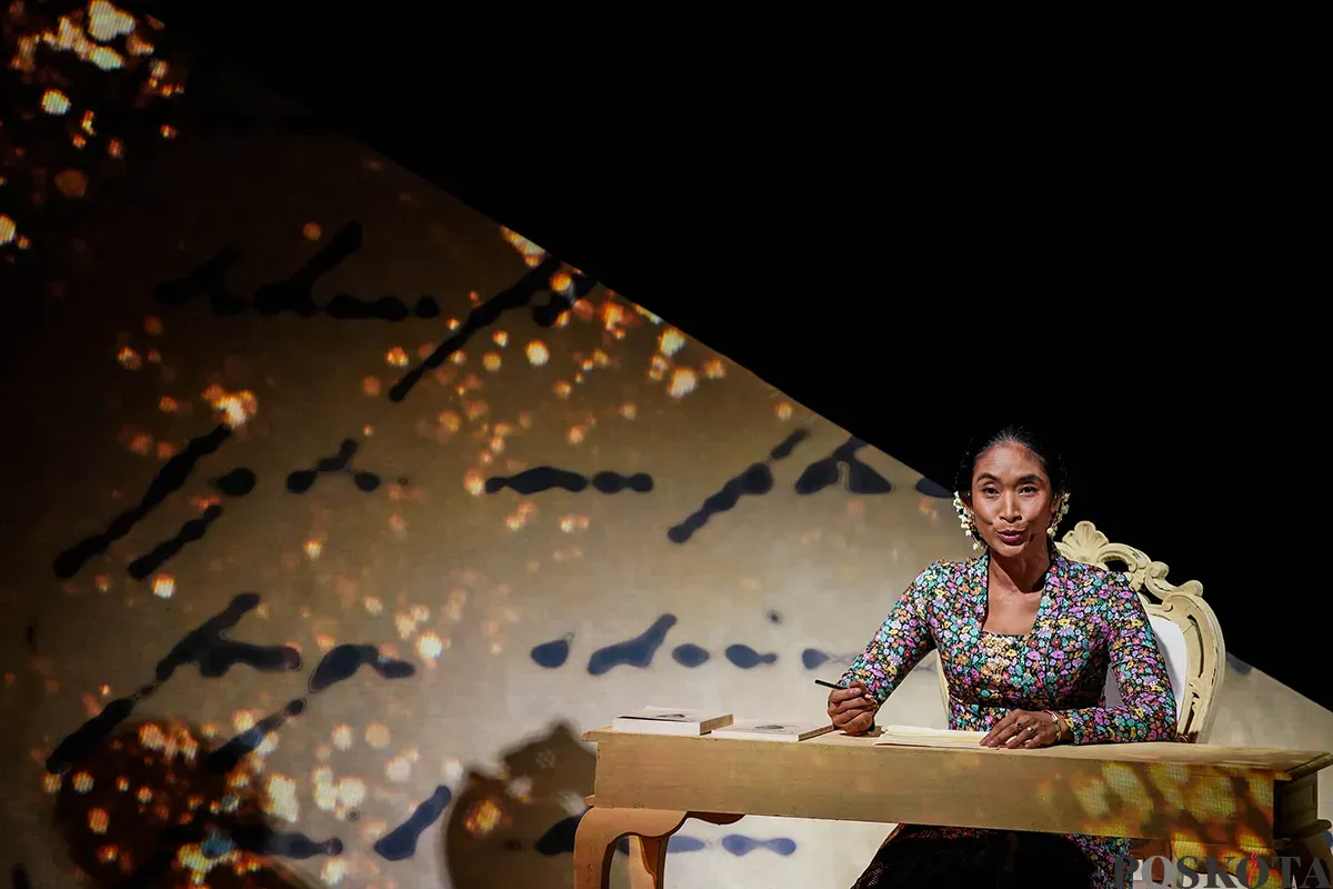 Aktor dan aktris kawakan Tanah Air, unjuk kobolehannya saat membacakan rangkaian surat yang ditulis Raden Ajeng (R.A) Kartini pada pementasan 'Terbitlah Terang Pembacaan Puisi Surat dan Gagasan Kartini', di Museum Nasional, Jakarta, Senin, 21 April 2025. (Sumber: Poskota/Bilal Nugraha Ginanjar)