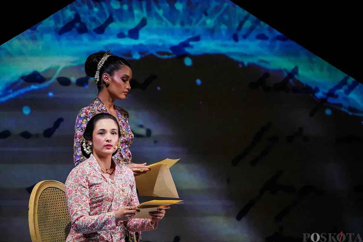 Aktor dan aktris kawakan Tanah Air, unjuk kobolehannya saat membacakan rangkaian surat yang ditulis Raden Ajeng (R.A) Kartini pada pementasan 'Terbitlah Terang Pembacaan Puisi Surat dan Gagasan Kartini', di Museum Nasional, Jakarta, Senin, 21 April 2025. (Sumber: Poskota/Bilal Nugraha Ginanjar)