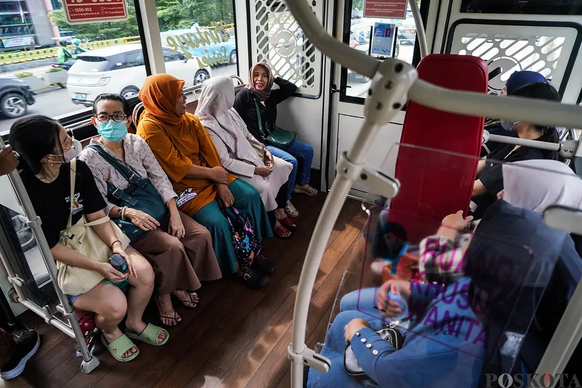 Sejumlah penumpang perempuan menaiki bus Transjakarta ketika memanfaatkan momen Hari Kartini, Jakarta, Senin, 21 April 2025. (Sumber: Poskota/Bilal Nugraha Ginanjar)