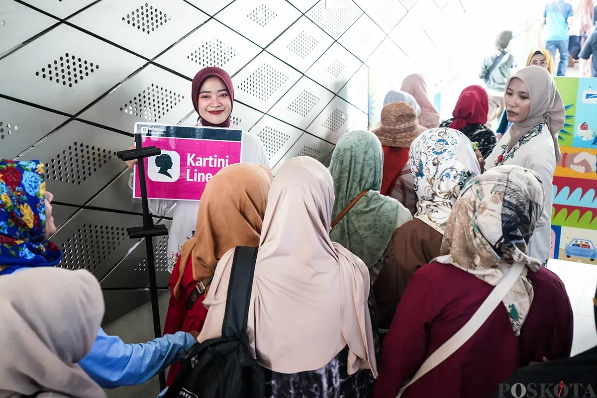 Sejumlah penumpang perempuan menaiki bus Transjakarta ketika memanfaatkan momen Hari Kartini, Jakarta, Senin, 21 April 2025. (Sumber: Poskota/Bilal Nugraha Ginanjar)