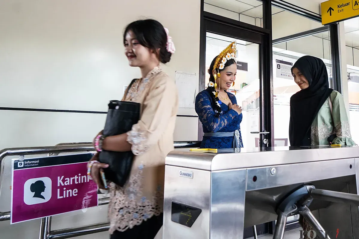 Sejumlah penumpang perempuan menaiki bus Transjakarta ketika memanfaatkan momen Hari Kartini, Jakarta, Senin, 21 April 2025. (Sumber: Poskota/Bilal Nugraha Ginanjar)