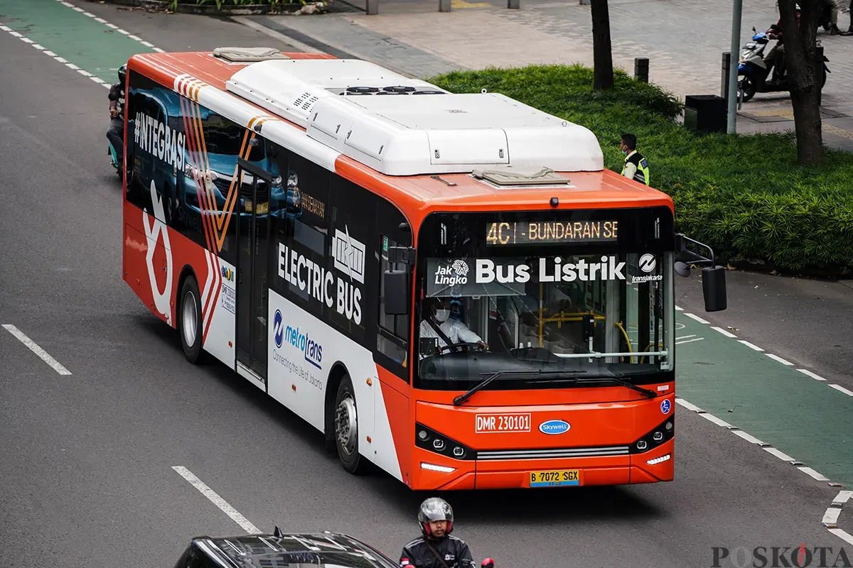 Bus Listrik yang diisi para penumpang perempuan saat Hari Kartini 2025. (Sumber: Poskota/Bilal Nugraha Ginanjar)