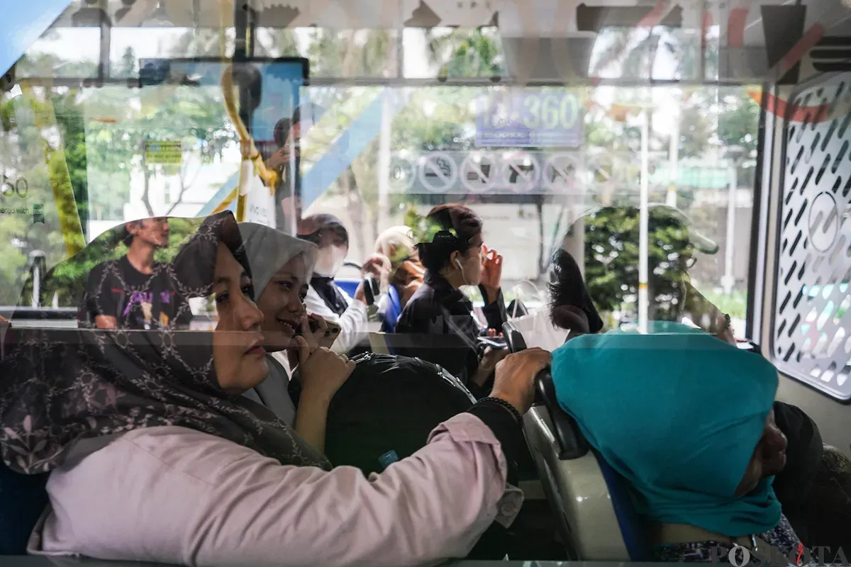 Sejumlah penumpang perempuan menaiki bus Transjakarta ketika memanfaatkan momen Hari Kartini, Jakarta, Senin, 21 April 2025. (Sumber: Poskota/Bilal Nugraha Ginanjar)