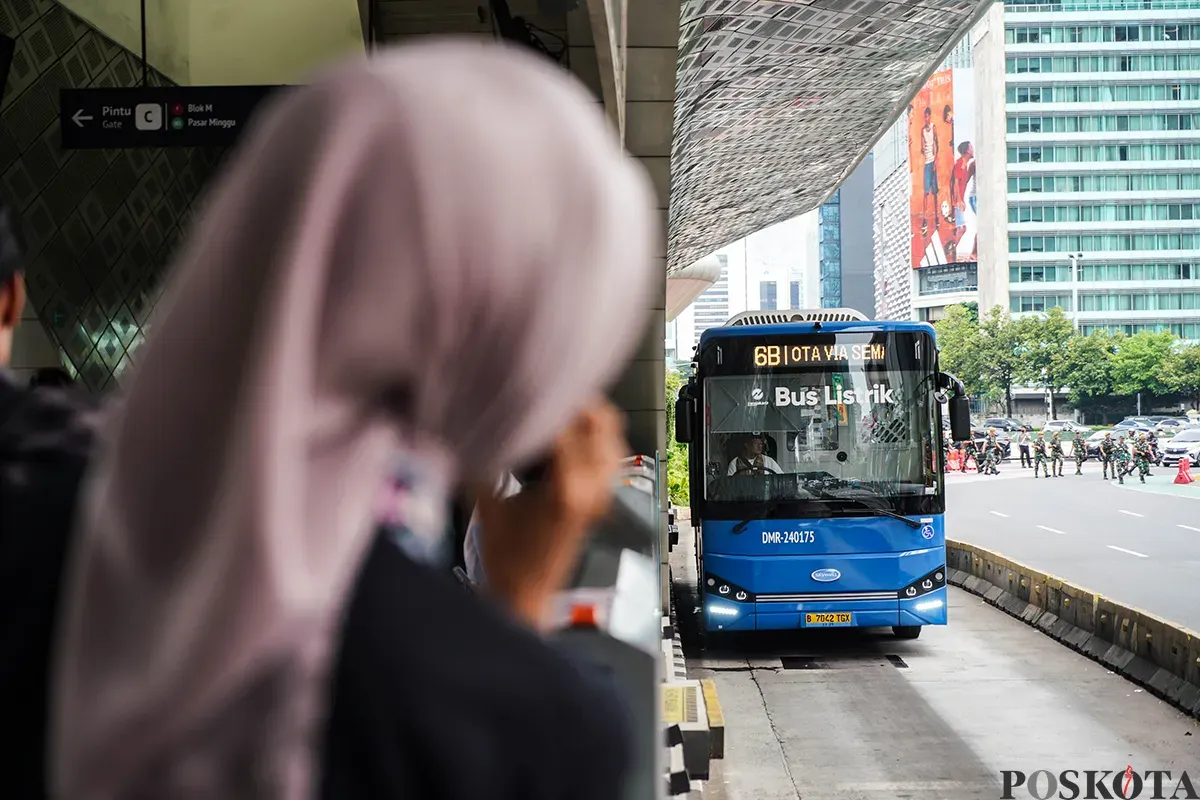 Sejumlah penumpang perempuan menaiki bus Transjakarta ketika memanfaatkan momen Hari Kartini, Jakarta, Senin, 21 April 2025. (Sumber: Poskota/Bilal Nugraha Ginanjar)