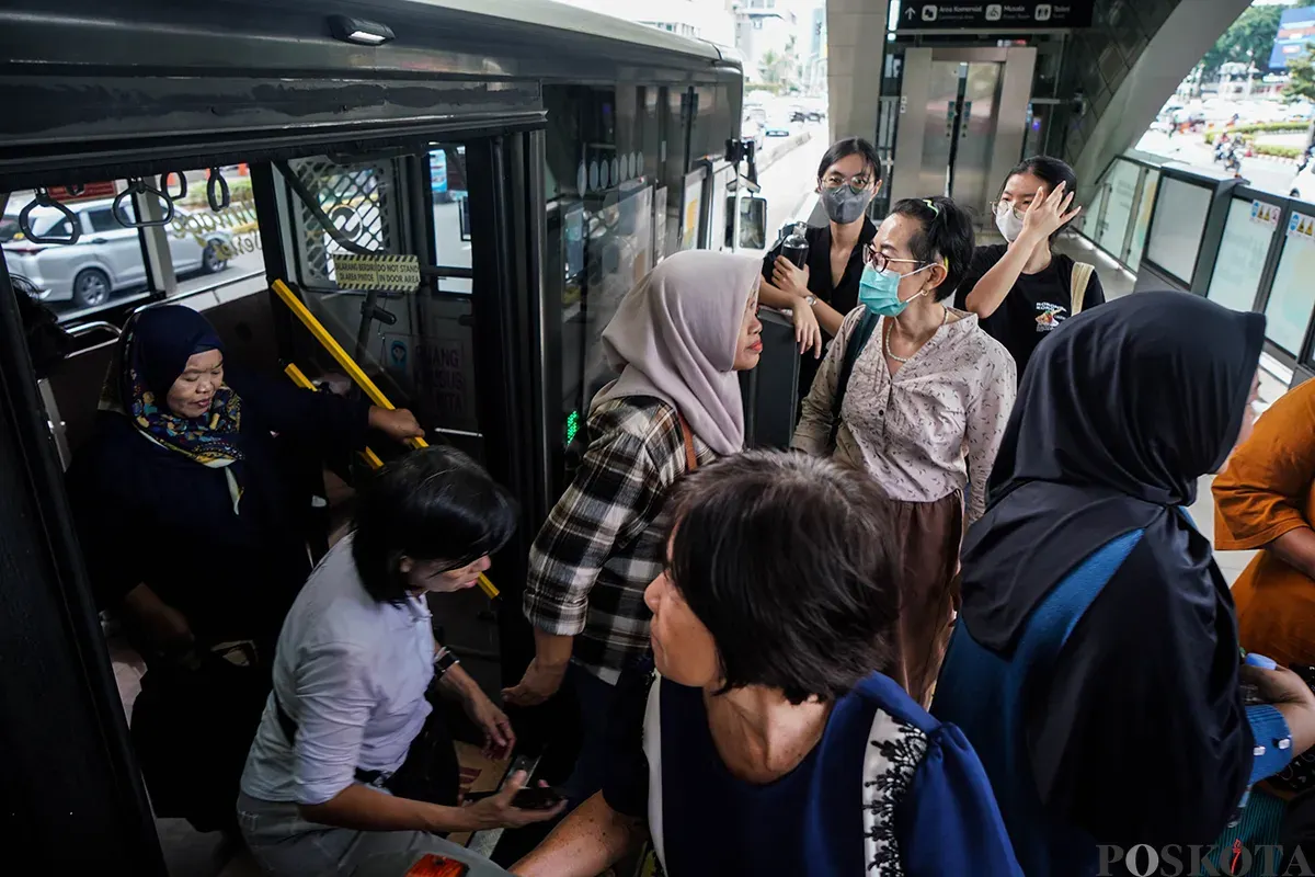 Sejumlah penumpang perempuan menaiki bus Transjakarta ketika memanfaatkan momen Hari Kartini, Jakarta, Senin, 21 April 2025, beberapa waktu lalu. (Sumber: Poskota/Bilal Nugraha Ginanjar)