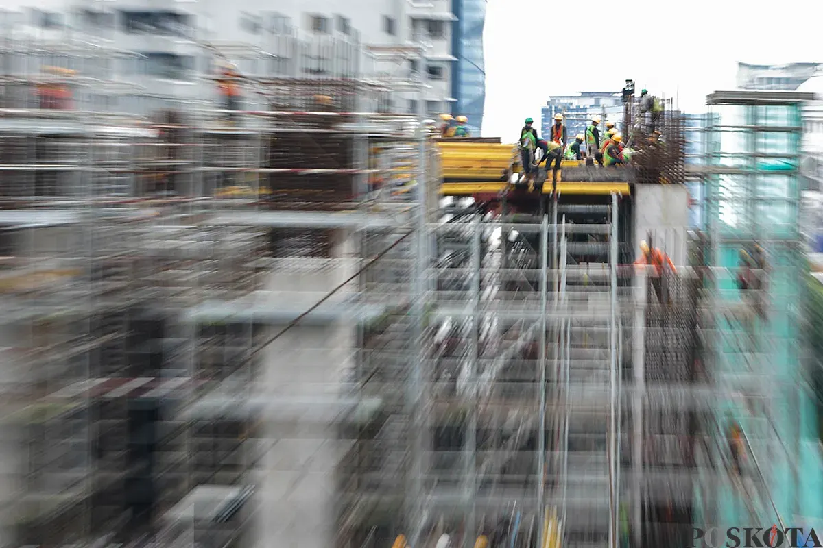 Sejumlah pekerja melakukan pembangunan konstruksi gedung bertingkat di kawasan Sudirman, Jakarta, Senin, 21 April 2025. (Sumber: Poskota/Bilal Nugraha Ginanjar)