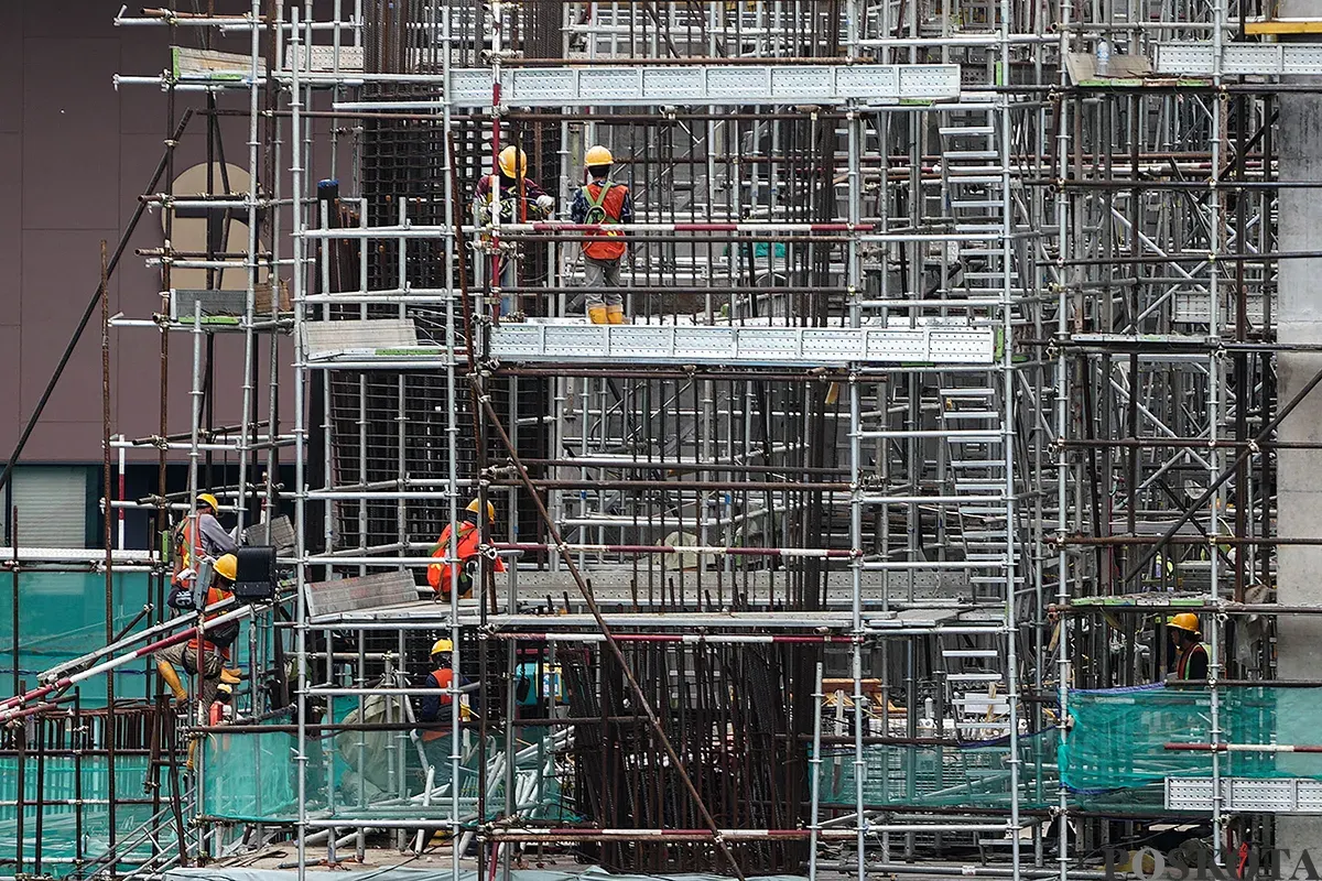 Sejumlah pekerja melakukan pembangunan konstruksi gedung bertingkat di kawasan Sudirman, Jakarta, Senin, 21 April 2025. (Sumber: Poskota/Bilal Nugraha Ginanjar)
