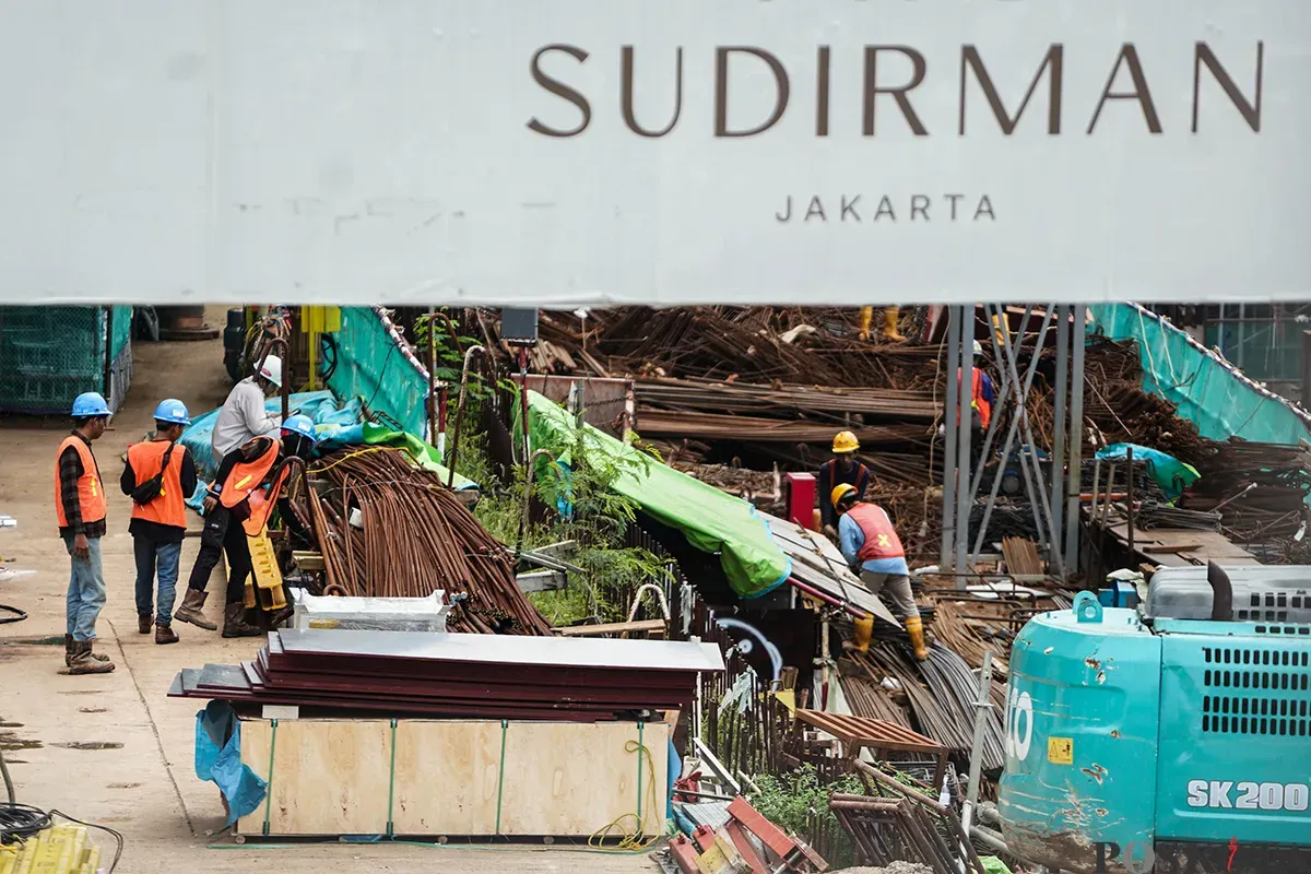 Sejumlah pekerja melakukan pembangunan konstruksi gedung bertingkat di kawasan Sudirman, Jakarta, Senin, 21 April 2025. (Sumber: Poskota/Bilal Nugraha Ginanjar)