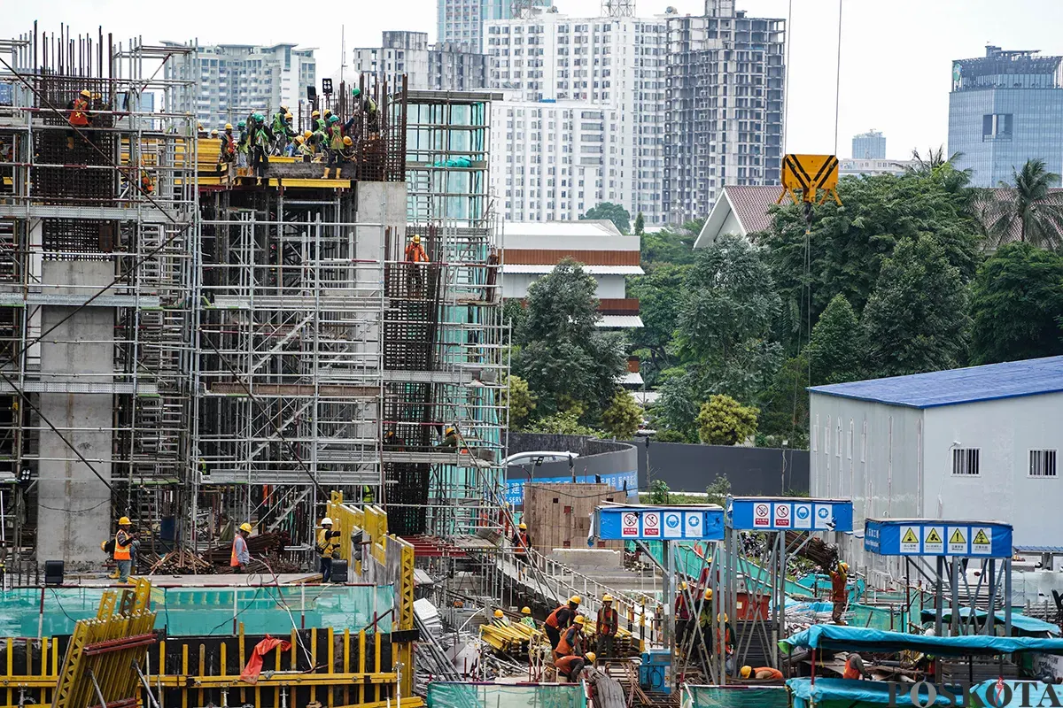 Sejumlah pekerja melakukan pembangunan konstruksi gedung bertingkat di kawasan Sudirman, Jakarta, Senin, 21 April 2025. (Sumber: Poskota/Bilal Nugraha Ginanjar)