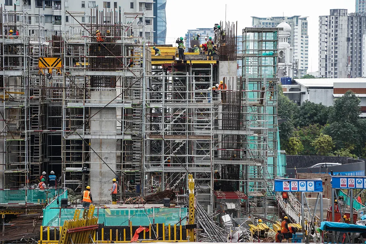 Sejumlah pekerja melakukan pembangunan konstruksi gedung bertingkat di kawasan Sudirman, Jakarta, Senin, 21 April 2025. (Sumber: Poskota/Bilal Nugraha Ginanjar)