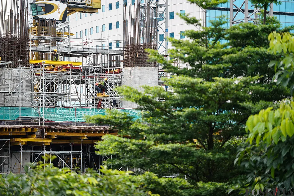 Sejumlah pekerja melakukan pembangunan konstruksi gedung bertingkat di kawasan Sudirman, Jakarta, Senin, 21 April 2025. (Sumber: Poskota/Bilal Nugraha Ginanjar)