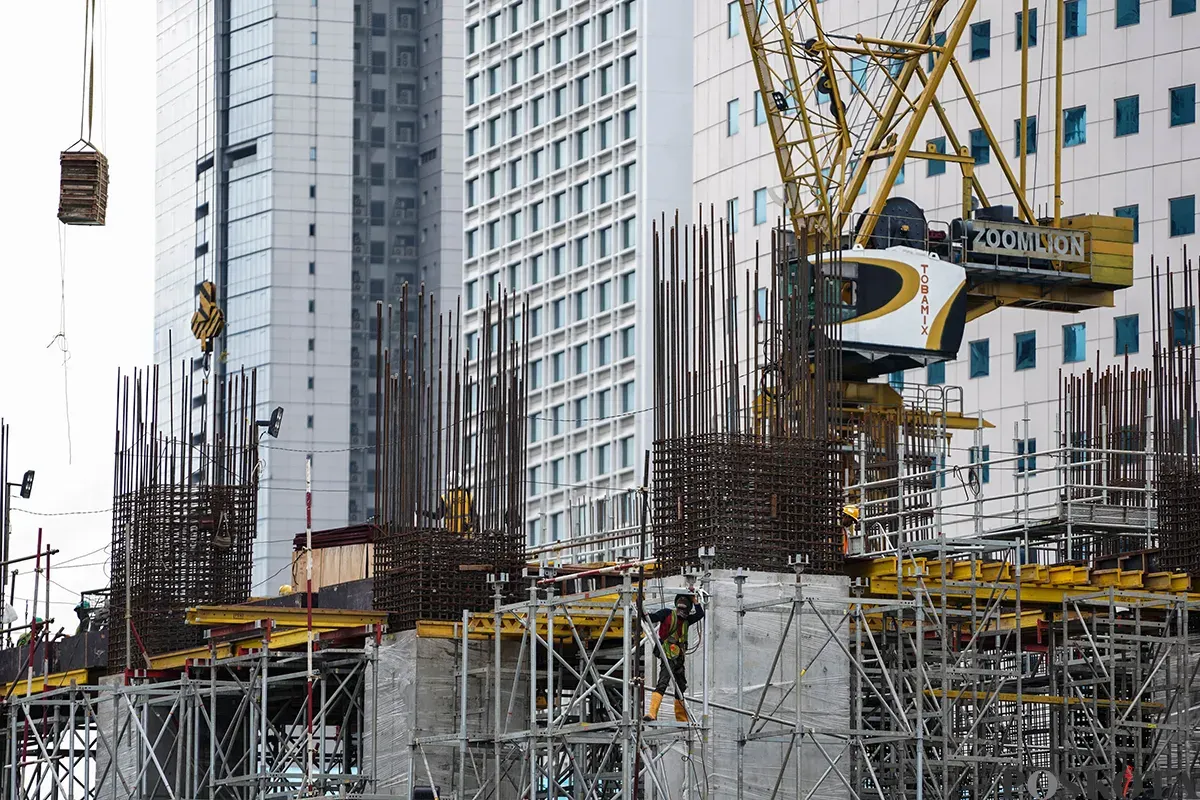 Sejumlah pekerja melakukan pembangunan konstruksi gedung bertingkat di kawasan Sudirman, Jakarta, Senin, 21 April 2025. (Sumber: Poskota/Bilal Nugraha Ginanjar)
