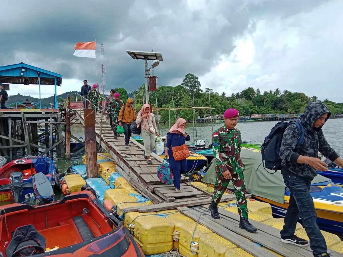 TNI AL berhasil menggagalkan penyelundupan tujuh Calon Pekerja Migran Indonesia ilegal dari Dermaga Tradisional Bambangan, Pulau Sebatik, Kalimantan Utara menuju Tawau Malaysia, pada Sabtu, 19 April 2025. (Sumber: Dinas Penerangan Angkatan Laut)