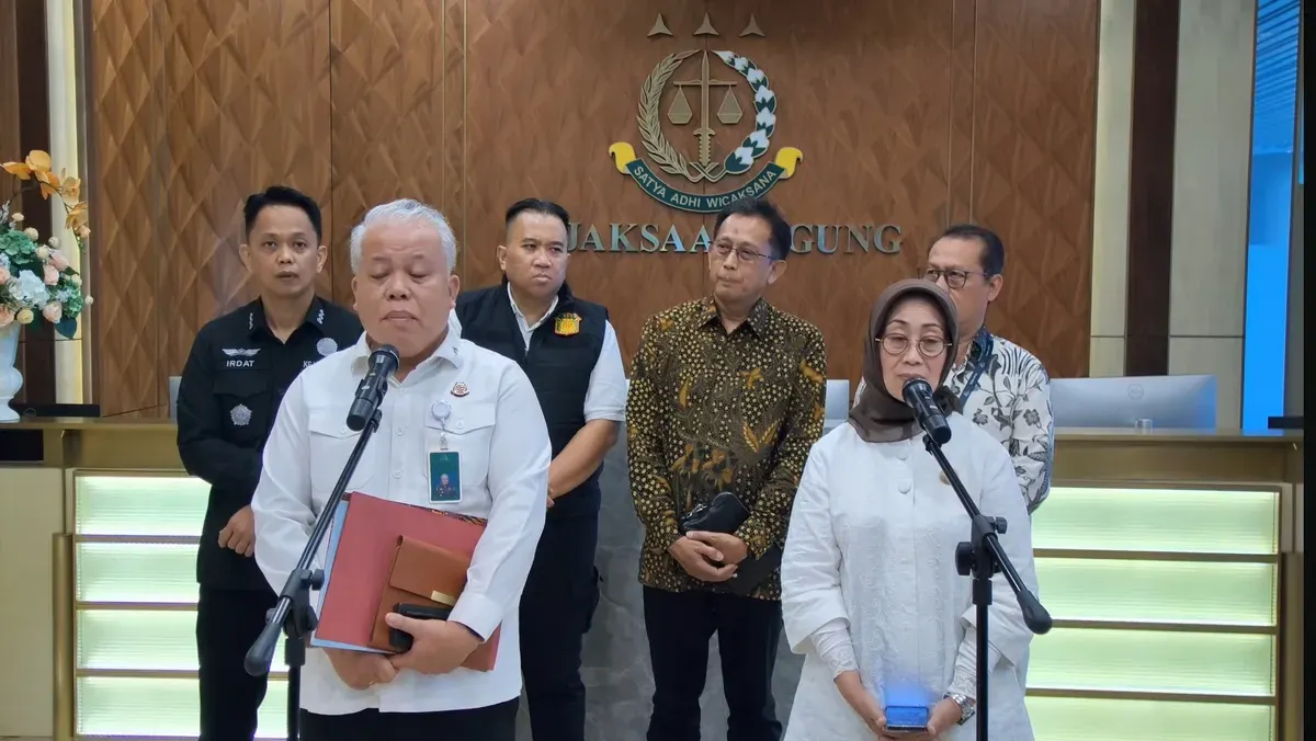 Ketua Dewan Pers Ninik Rahayu (kanan) dan Direktur Penyidikan pada Jampidsus Kejagung Abdul Qohar saat jumpa pers di Kejagung, Jakarta Selatan, Selasa, 22 April 2025. (Sumber: Poskota/Ali Mansur)